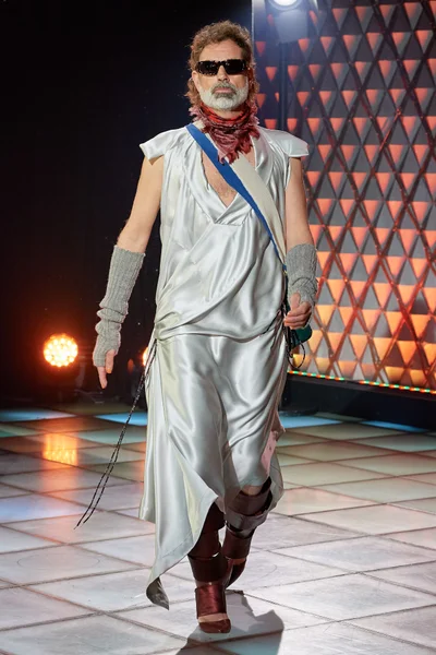 Look 18